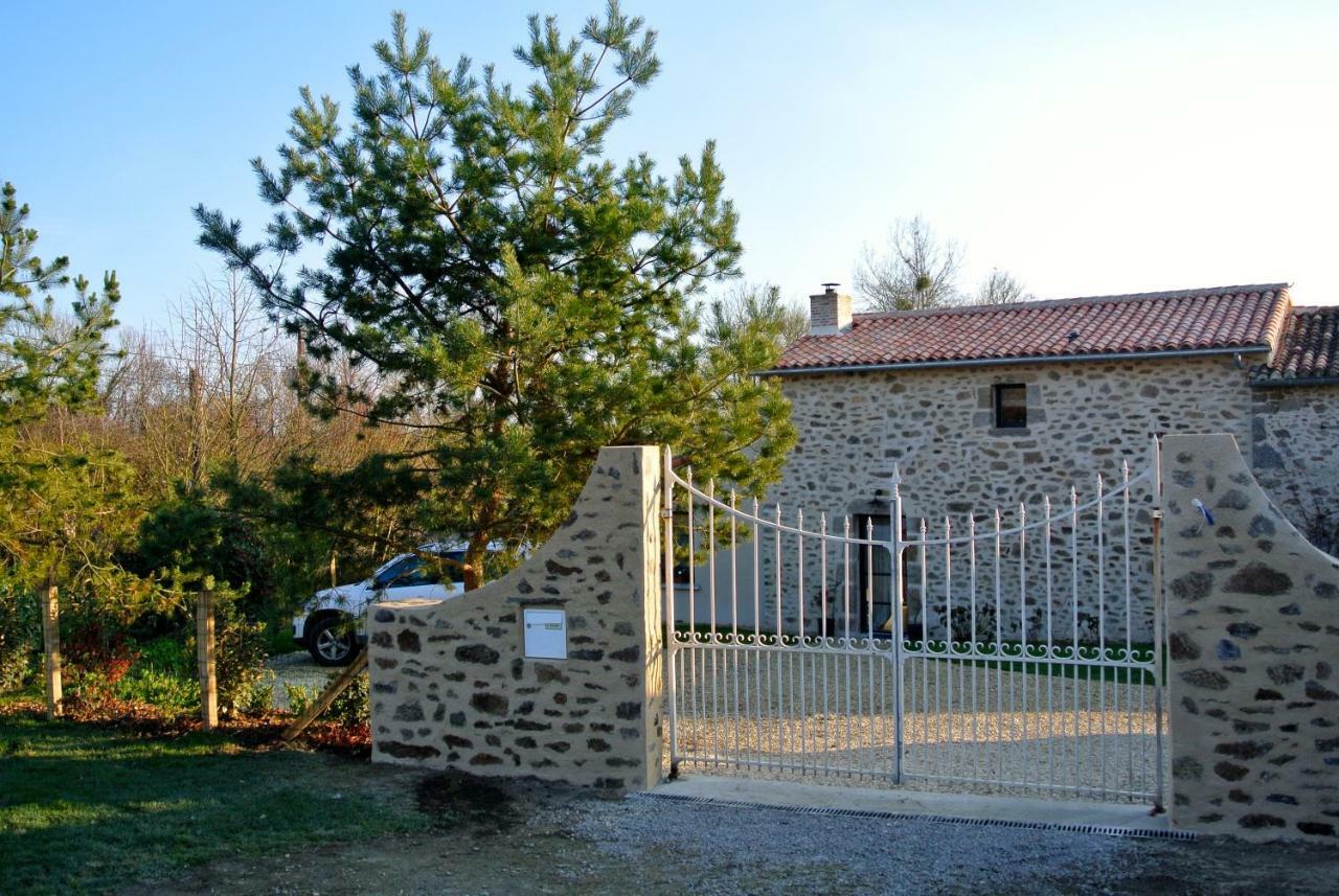 Les Epis Du Vent Bed & Breakfast Adilly Bagian luar foto