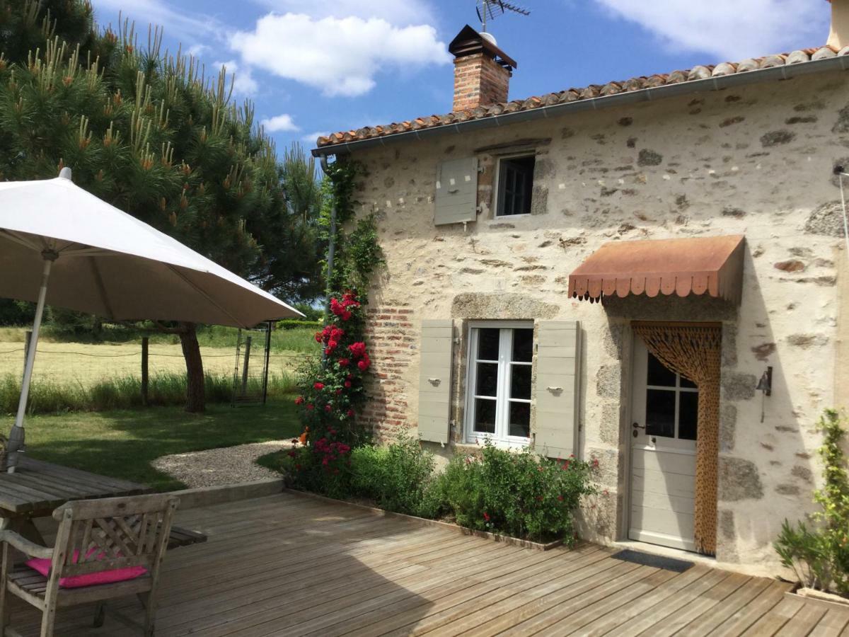 Les Epis Du Vent Bed & Breakfast Adilly Bagian luar foto