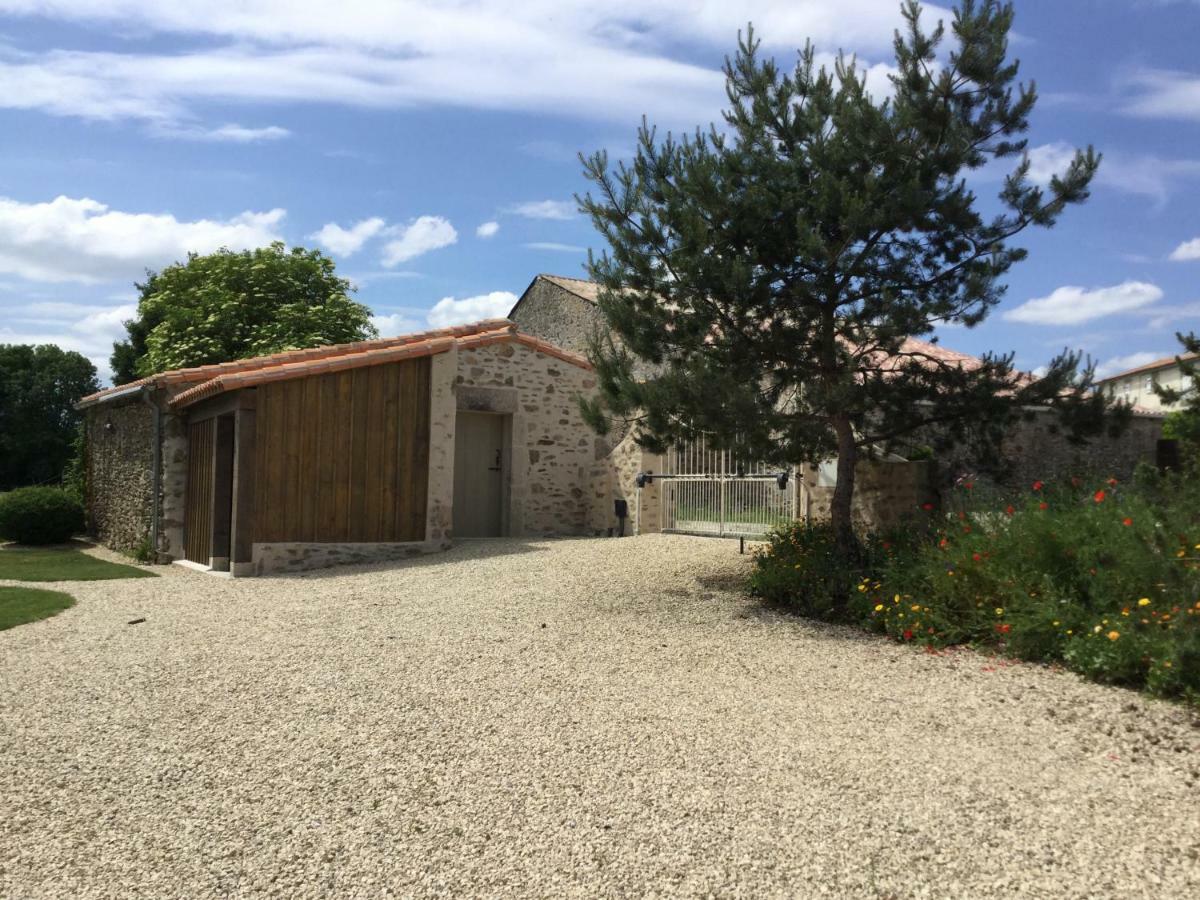 Les Epis Du Vent Bed & Breakfast Adilly Bagian luar foto