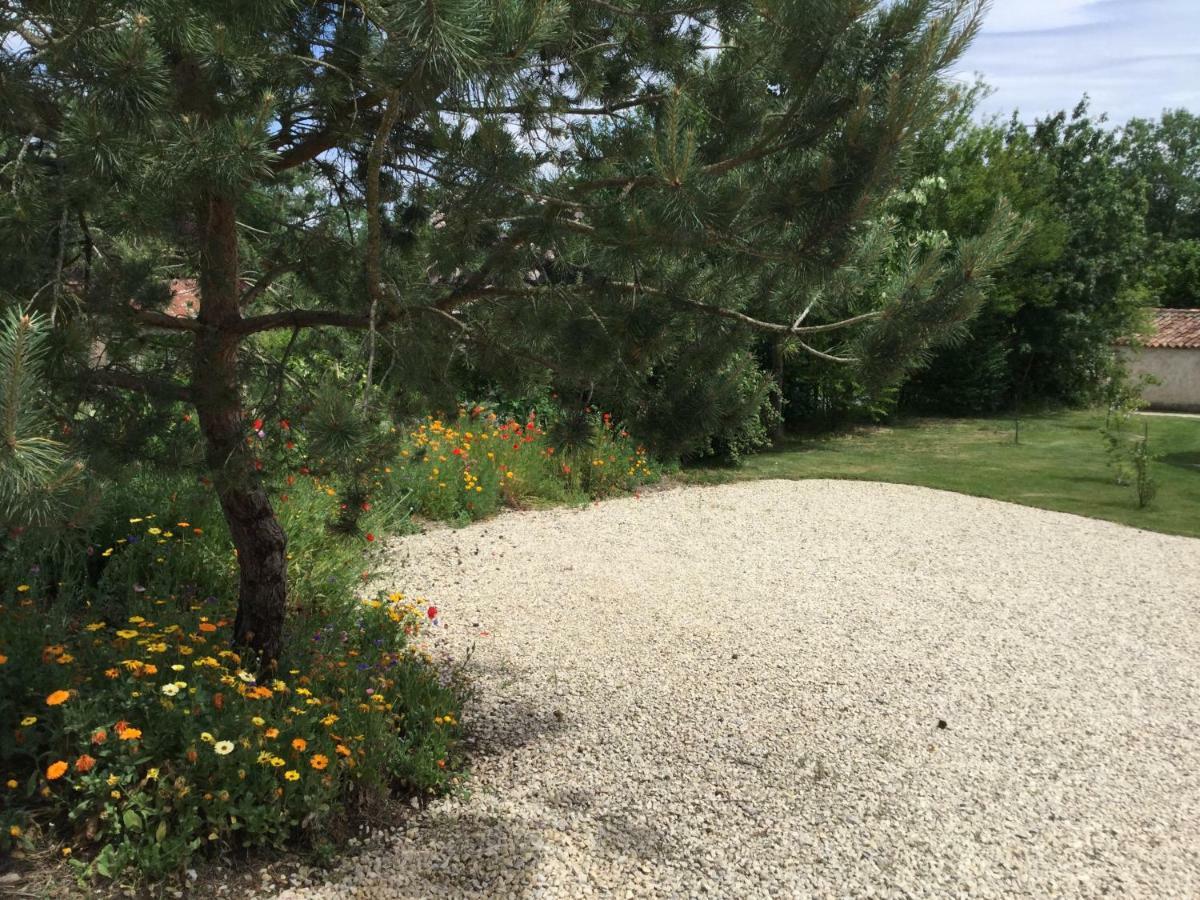 Les Epis Du Vent Bed & Breakfast Adilly Bagian luar foto